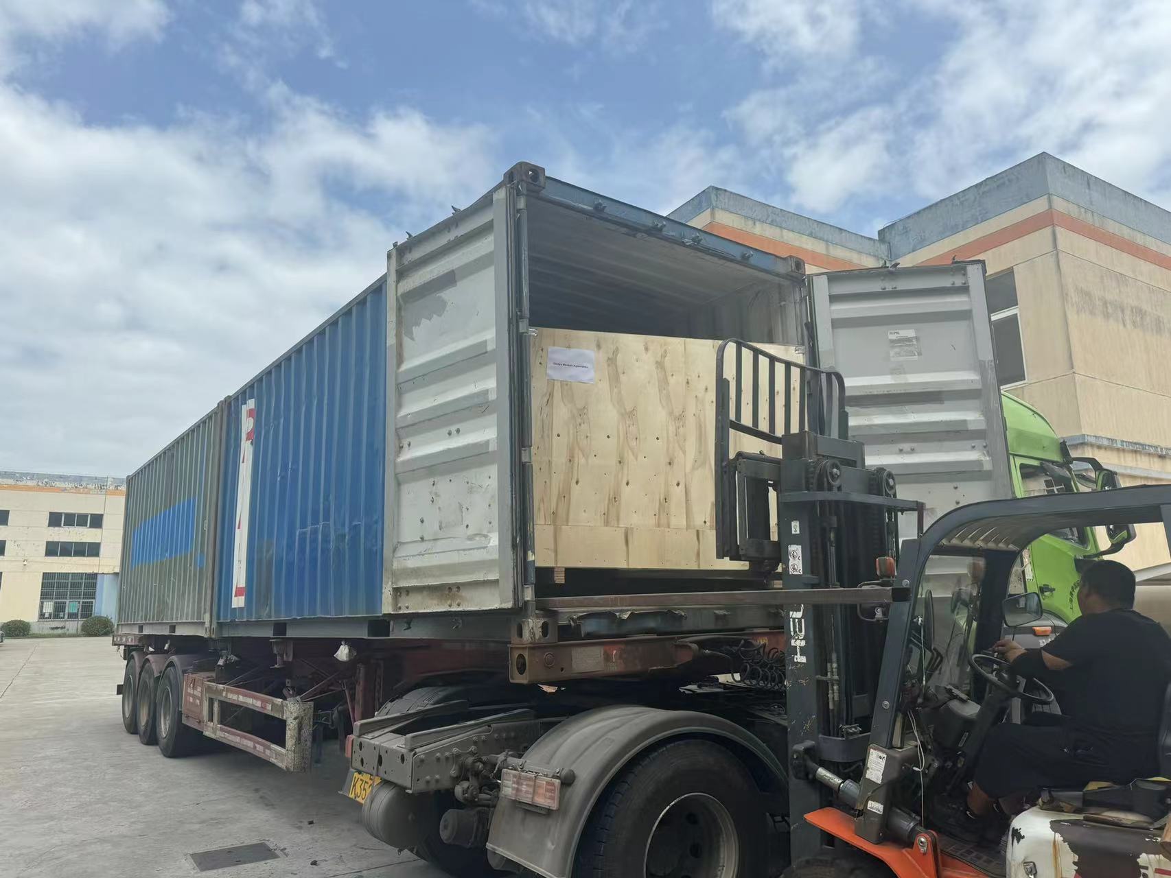 【2024 Jul. 29】Ghana The blow molding machine and the filling machine we have made are sent to Ghana