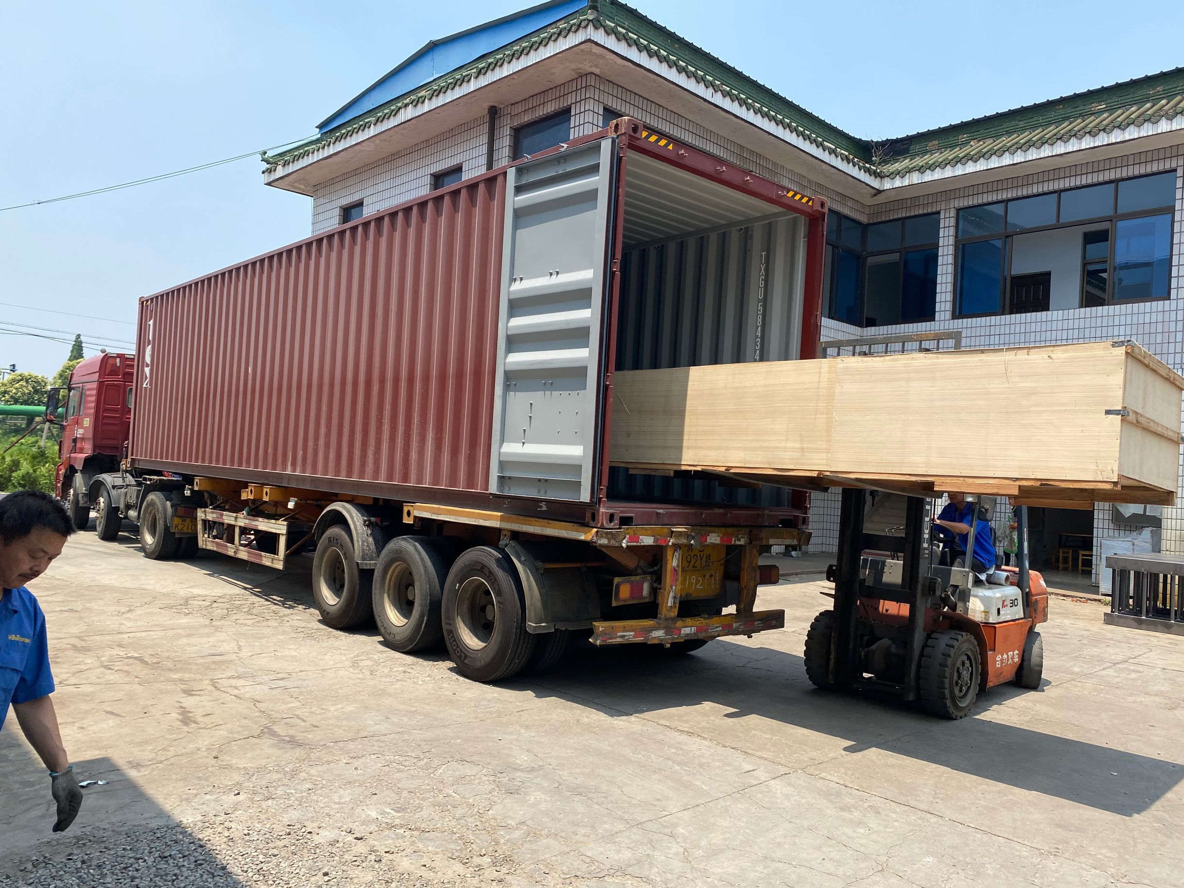 【2022 June 21】Straight line Color film shrink packing machine to Brazil