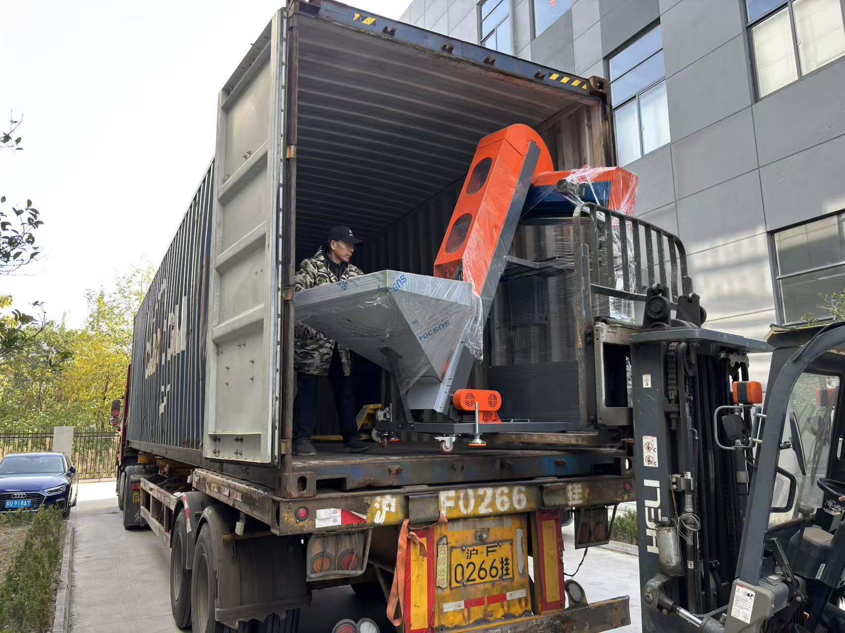 51ad48a1b8a798f1cdf95c750bf95c85