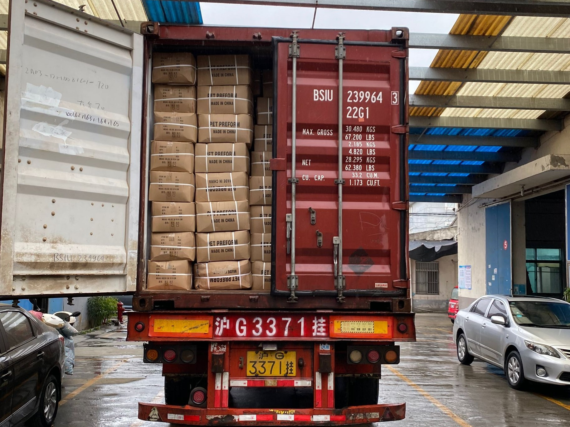 【2022 Dec. 2】Bottle blowing machine and bottle embryo sent to Kenya